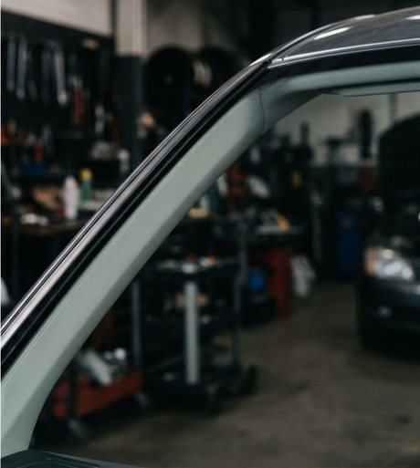 Le même pare-brise remplacé, verre lisse et transparent